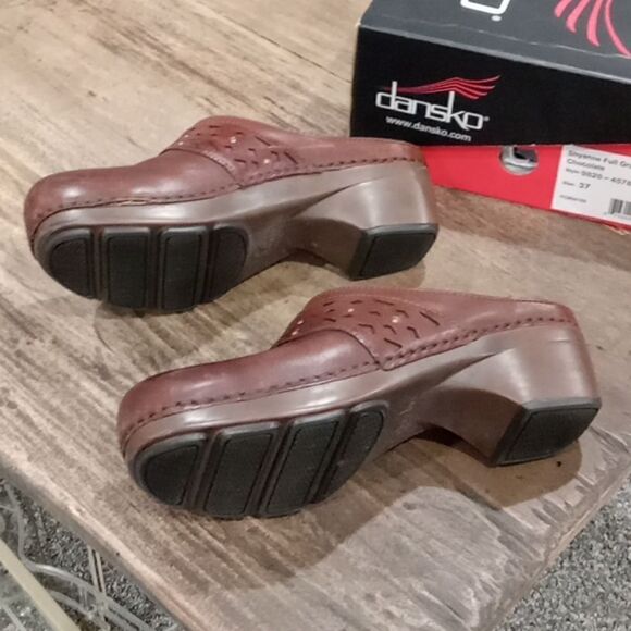 Dansko Shyanne Full Grain Chocolate brown clog with nail head detail size 37 - Picture 5 of 5